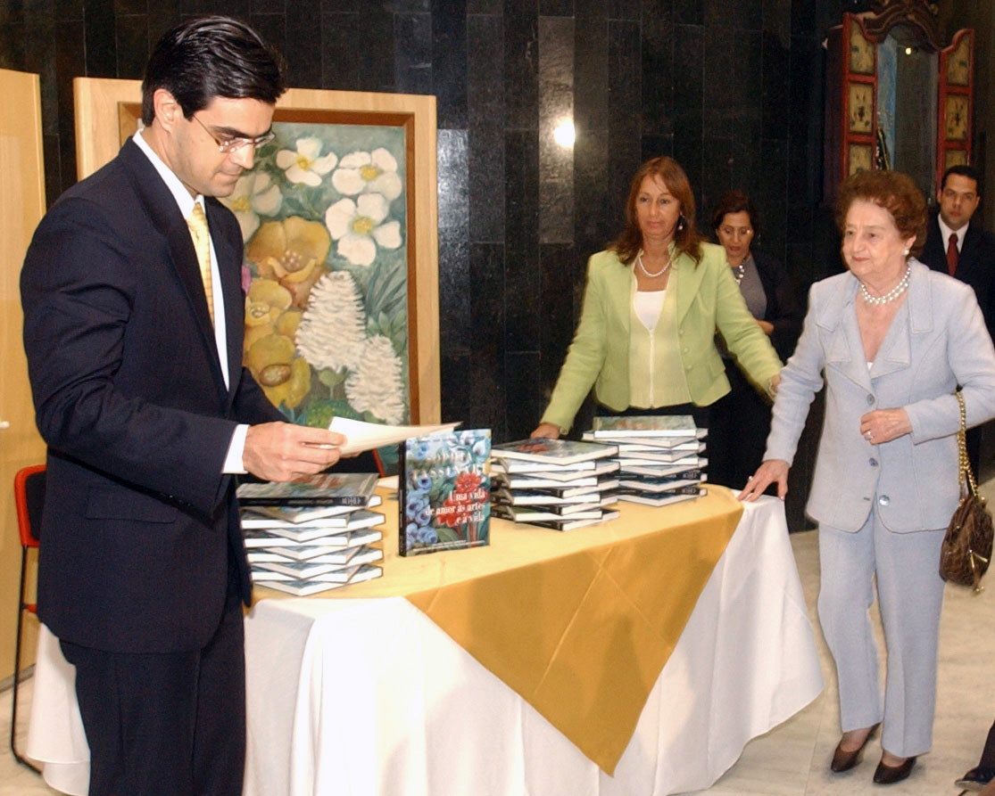 O deputado Rodrigo Garcia entregando o diploma a Sra. Albertina Tassinari Brando<a style='float:right;color:#ccc' href='https://www3.al.sp.gov.br/repositorio/noticia/03-2008/livro tassinari 3.jpg' target=_blank><i class='bi bi-zoom-in'></i> Clique para ver a imagem </a>
